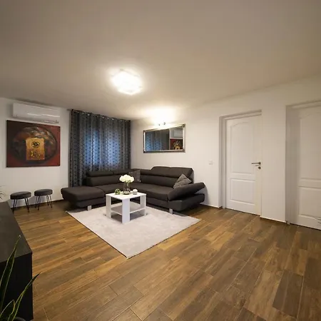 Gode -secluded House With Heated Pool Near The Nin