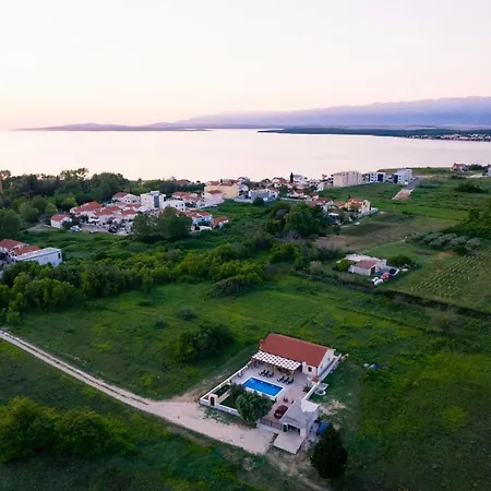 Gode -secluded House With Heated Pool Near The Вилла