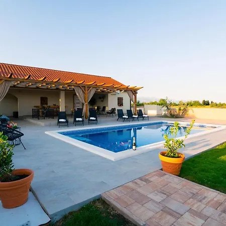 Gode -secluded House With Heated Pool Near The