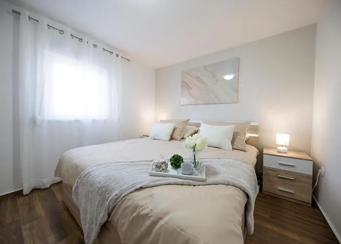 Villa Gode -secluded House With Heated Pool Near The Nin