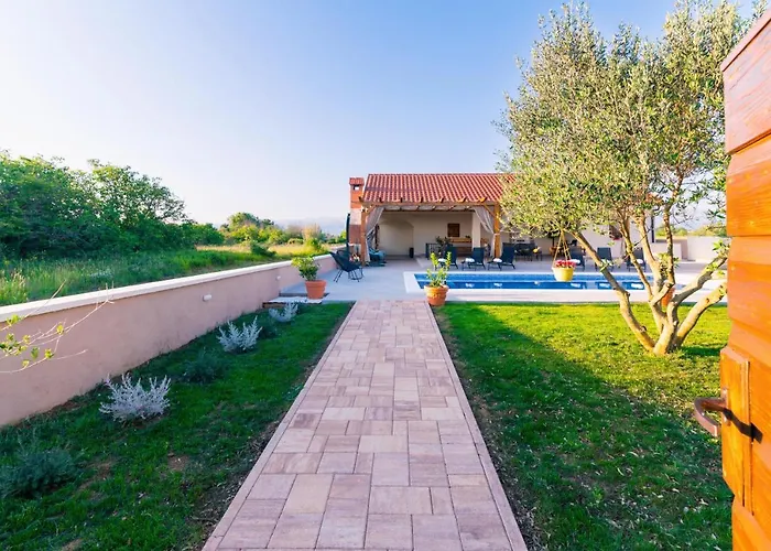 Gode -secluded House With Heated Pool Near The