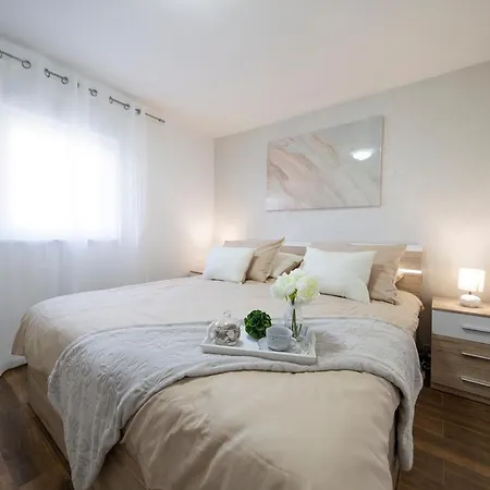Vila Gode -secluded House With Heated Pool Near The Nin
