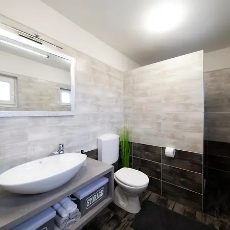Gode -secluded House With Heated Pool Near The Nin