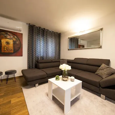Gode -secluded House With Heated Pool Near The Nin