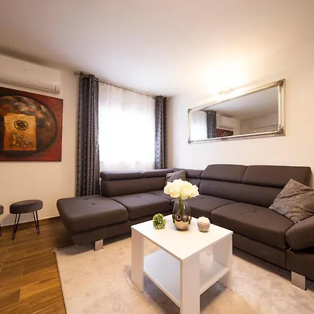 Gode -secluded House With Heated Pool Near The