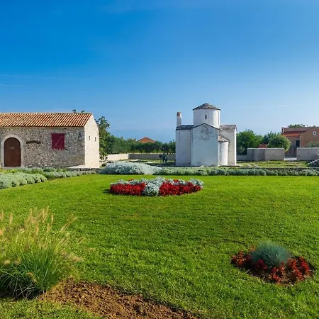 Vila Gode -secluded House With Heated Pool Near The Nin