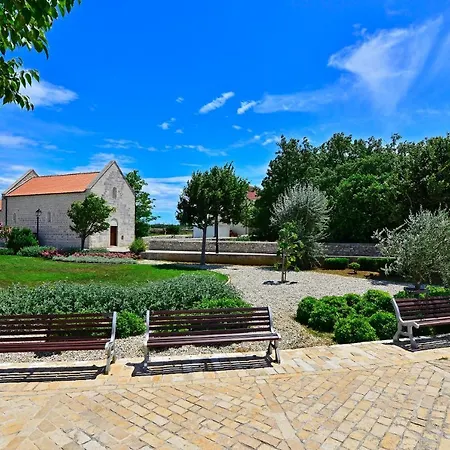 Gode -secluded House With Heated Pool Near The