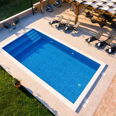 Vila Gode -secluded House With Heated Pool Near The