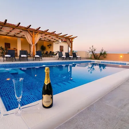 Villa Gode -secluded House With Heated Pool Near The Nin