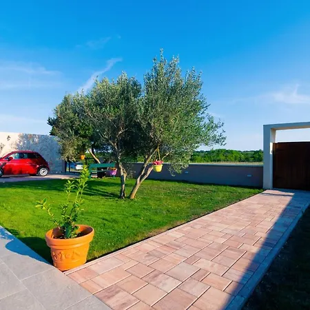 Gode -secluded House With Heated Pool Near The Vila Nin