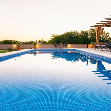 Vila Gode -secluded House With Heated Pool Near The Nin