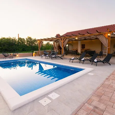 Vila Gode -secluded House With Heated Pool Near The