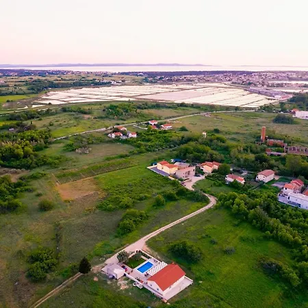 Gode -secluded House With Heated Pool Near The Nin