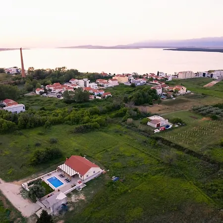 Gode -secluded House With Heated Pool Near The Nin