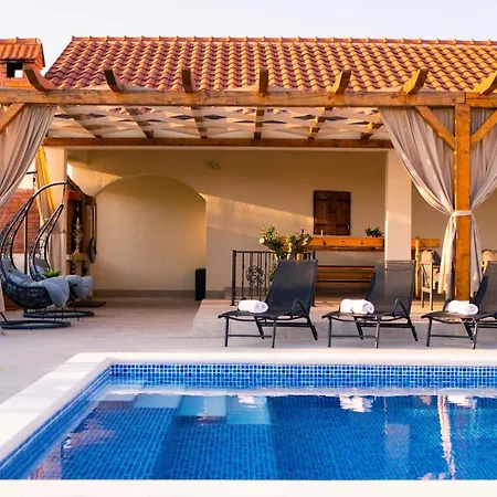 Gode -secluded House With Heated Pool Near The