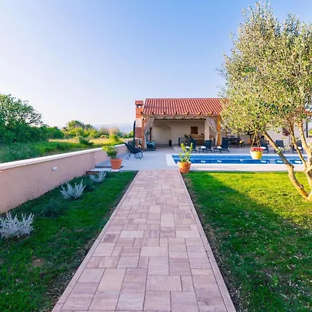 Gode -secluded House With Heated Pool Near The