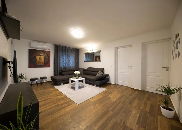 Gode -secluded House With Heated Pool Near The Nin