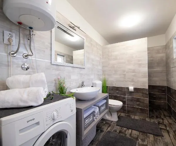 Gode -secluded House With Heated Pool Near The Nin