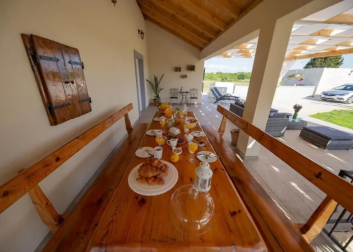 Gode -secluded House With Heated Pool Near The Nin