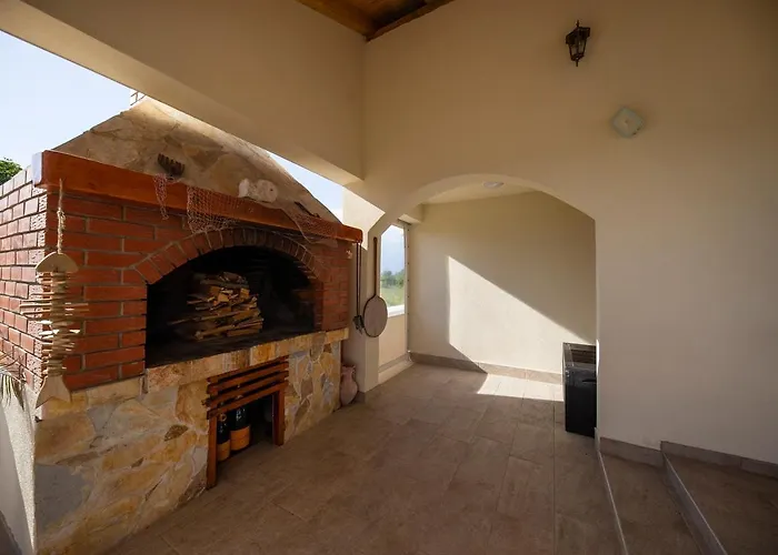Gode -secluded House With Heated Pool Near The Nin