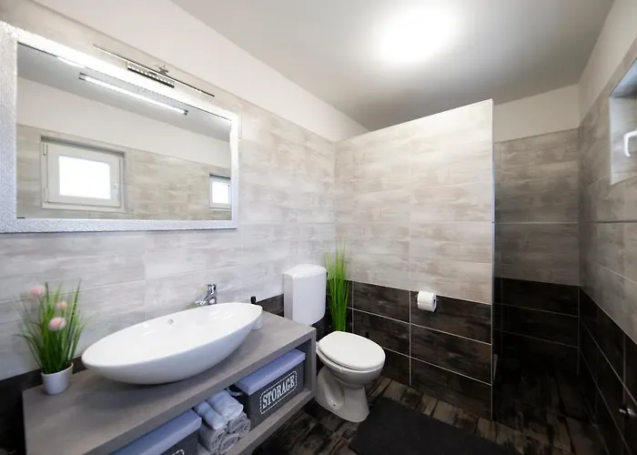 Gode -secluded House With Heated Pool Near The Nin