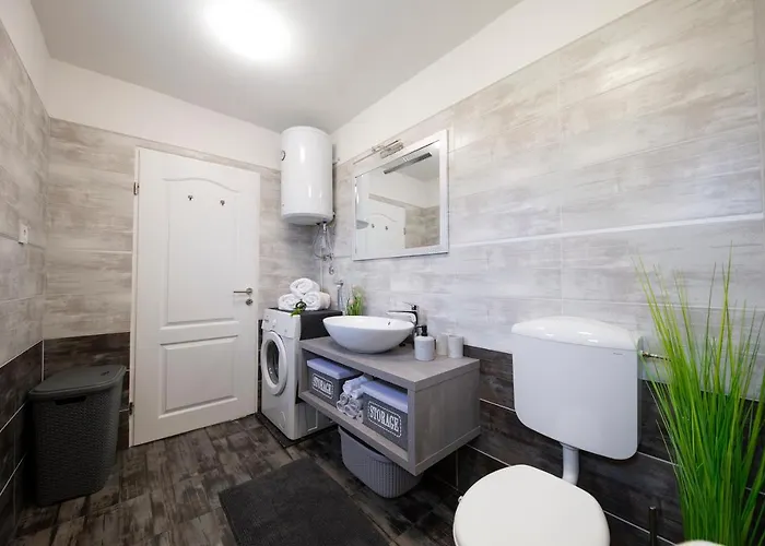 Villa Gode -secluded House With Heated Pool Near The