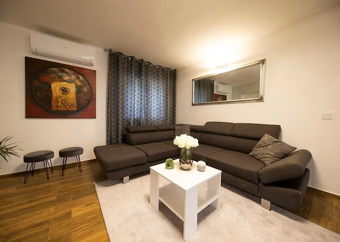 Gode -secluded House With Heated Pool Near The Nin