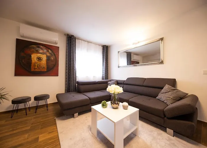 Gode -secluded House With Heated Pool Near The