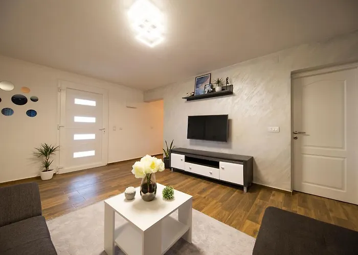 Villa Gode -secluded House With Heated Pool Near The