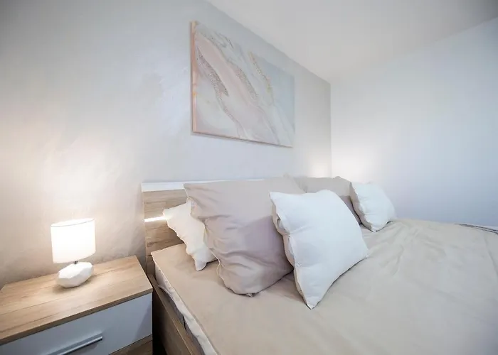 Gode -secluded House With Heated Pool Near The Nin