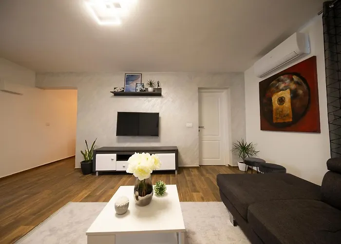 Villa Gode -secluded House With Heated Pool Near The