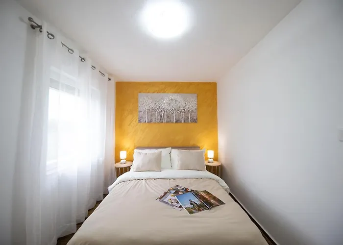 Gode -secluded House With Heated Pool Near The