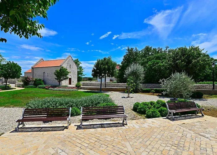 Gode -secluded House With Heated Pool Near The