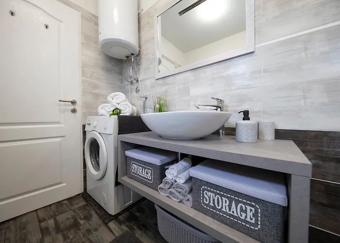 Gode -secluded House With Heated Pool Near The