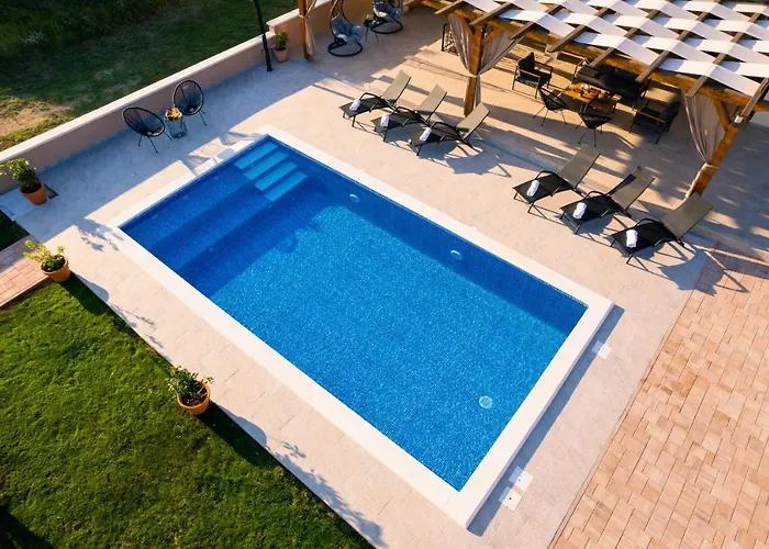 Villa Gode -secluded House With Heated Pool Near The