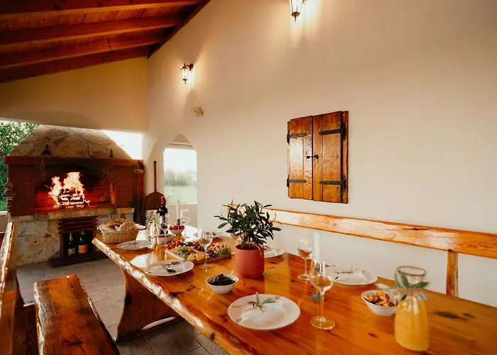 Gode -secluded House With Heated Pool Near The Nin