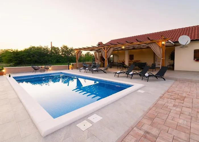 Villa Gode -secluded House With Heated Pool Near The