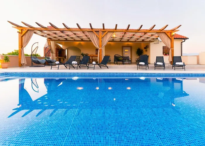 Villa Gode -secluded House With Heated Pool Near The