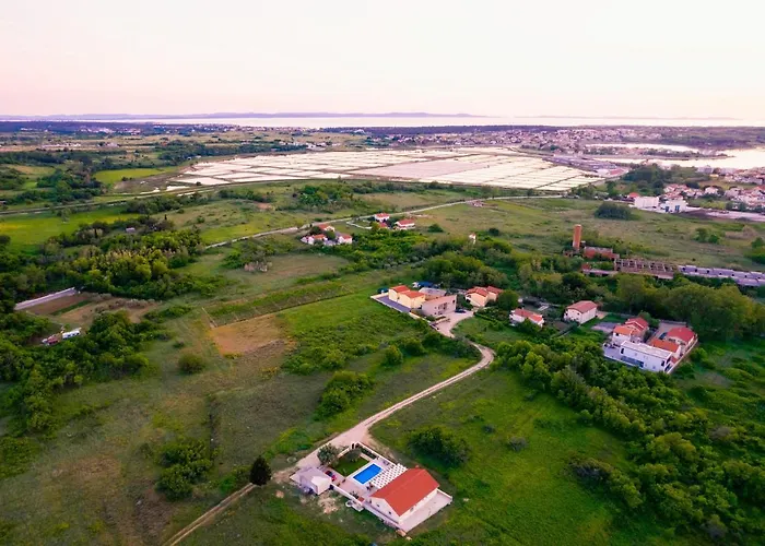 Gode -secluded House With Heated Pool Near The Nin