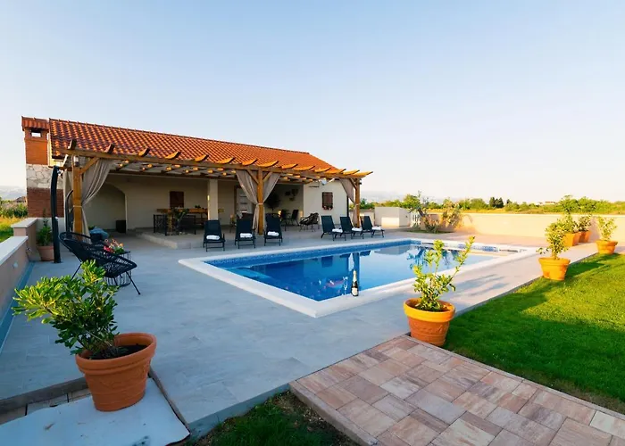 Gode -secluded House With Heated Pool Near The