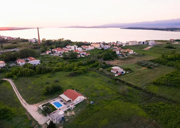 Gode -secluded House With Heated Pool Near The Nin