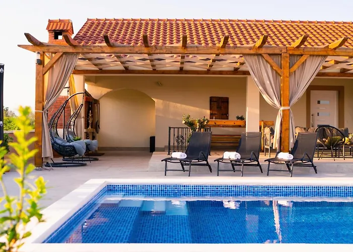 Gode -secluded House With Heated Pool Near The